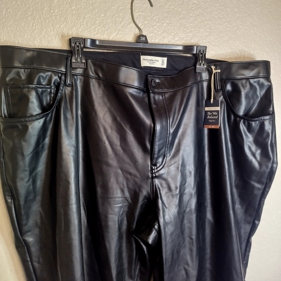 NWT Abercrombie & Fitch Vegan Leather 90s Relaxed straight Pant sz 24W - Picture 3 of 10